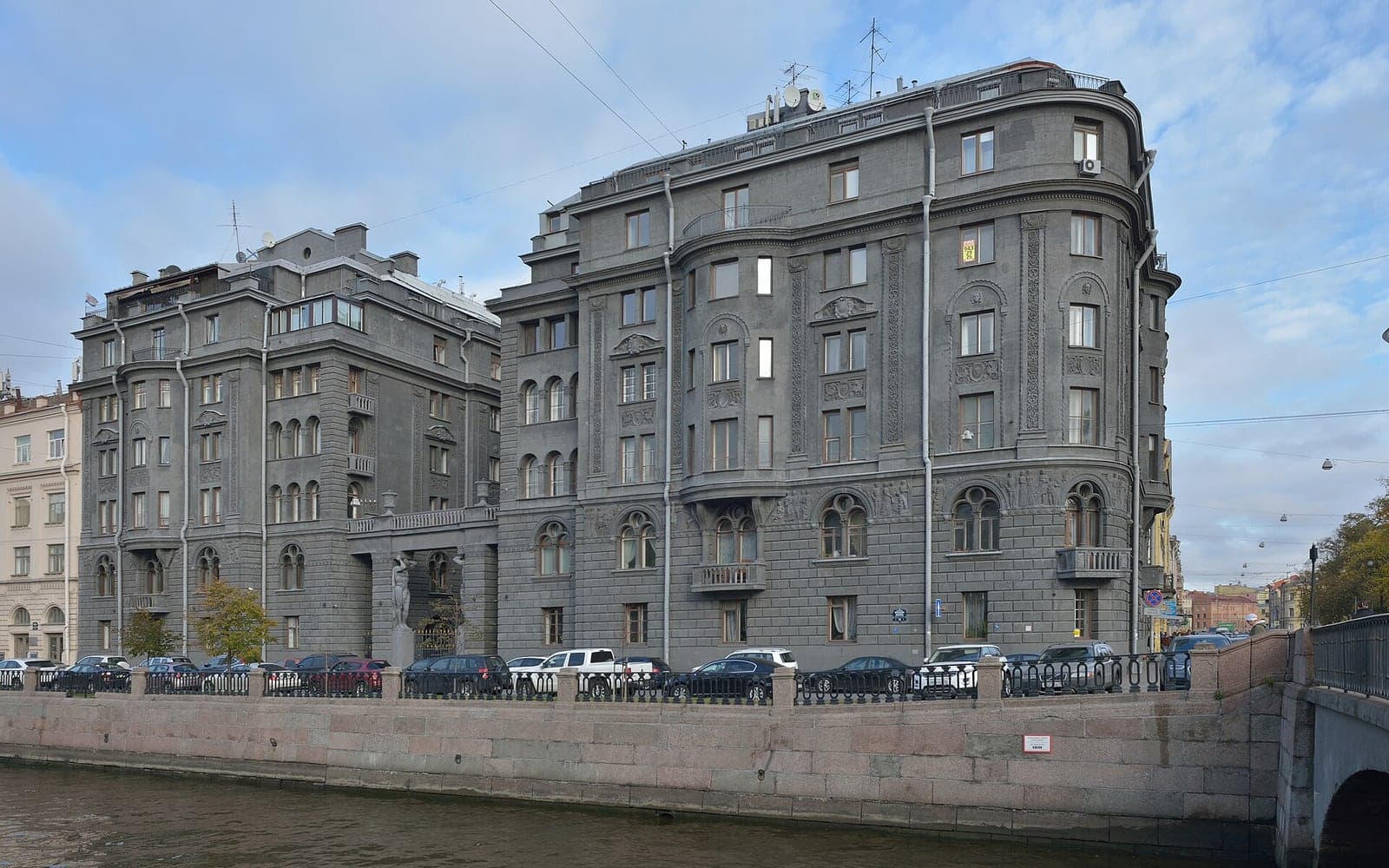 Городской трамвай рядом с жилым и деловым районом Москвы